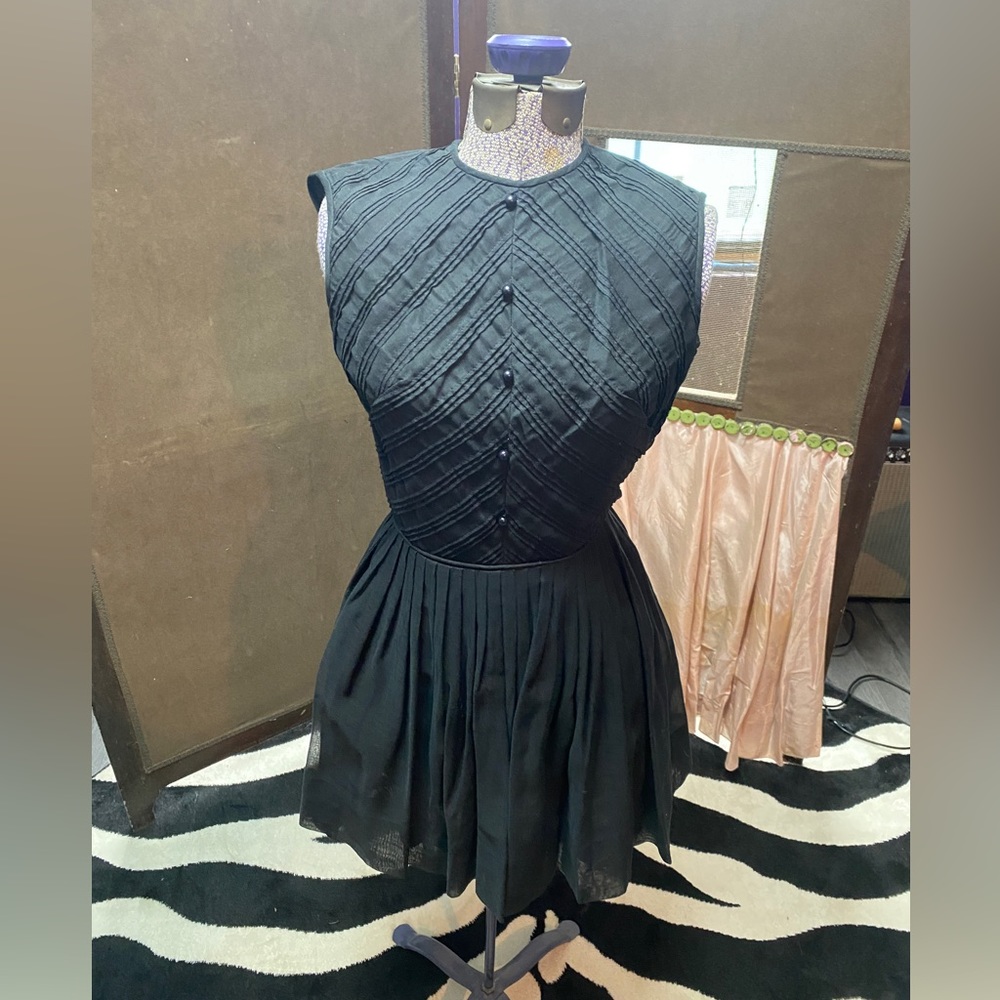 Super tiny. 26 waist, no give. Vintage fun black dress. Zipper issue!